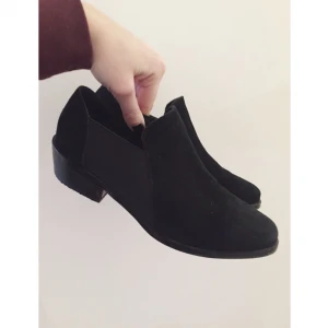  - Jättefina skor i äkta mocka. Använda ca 3 gånger tills jag insåg att dom var på tok för små för mig. Klacken kanske behöver förstärkas då kvalitén på den inte är så bra. 

Mjuka och sköna skor att gå i! 