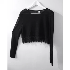  - Lite kortare modell, går till höfterna, lite genomskinlig. Aldrig använd. 