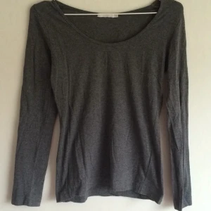  - Mörkgrå bomullströja från Wera Stockholm 
Använd ett fåtal gånger.