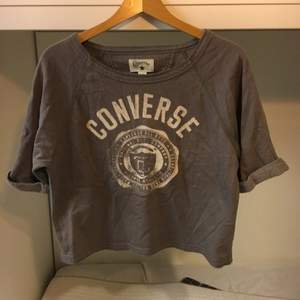 Converse-tröja köpt i New York. Trekvartsärmad, fodrad collegemodell. Har blivit hängande i garderoben för länge
