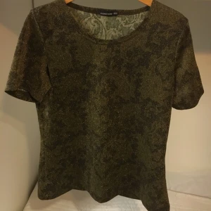  - Superfin glittrig topp! Säljer pga har blivit hängandes i garderoben för länge 