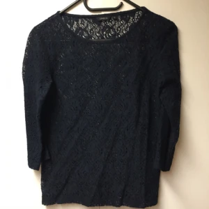 - Vacker transparent topp från Lindex i mörkblå färg. Använt sparsamt 