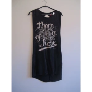  - Avslappnad sommar klänning, med ett snyggt hål i ryggen. Från H&M storlek 36! Frakt 42kr✨ 