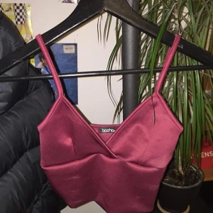  - Jätte fin tröja, med prislapp på. Passar allt från 32 till 36. 