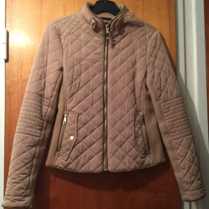 - Beige jacka från Zara, endast använd en gång! Nypris 800kr.