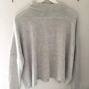 Jättemysig grå tröja från H&M. Storlek M och är jättefin på. :) 