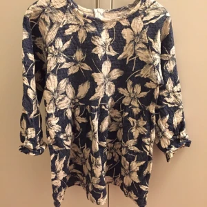  - Superfin klänning / topp /tunika. Vintage. Köpt här men passade mig inte. Storlek S. Mönstrad. Dragkedja i nacken och lite utställd. 