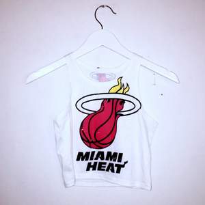 Basketlag Miami Heat-topp, oanvänd.

Kan mötas upp runtom Uddevalla eller skickas, köparen står då för frakten!