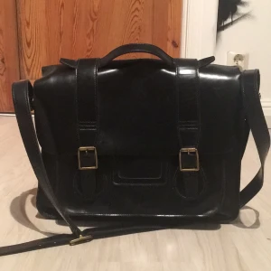  - Lite större snygg retroväska i äkta läder/skinn från Dr. Martens. Inköpt på Dr Martens affär i LA för 1500 kr, använd men i mycket gott skick helt utan skador. Finns att hämta i Stockholm.