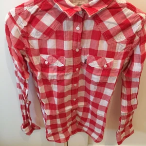  - Rutig skjorta från Levis i nyskick.