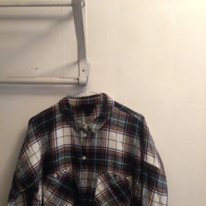  - Snygg rutig skjorta, inte alls sliten 
