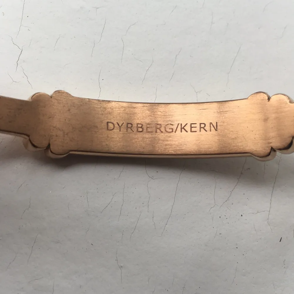 Fint armband från DYRBERG/KERN, inköpt för 900kr endast använd 1 gång och är i nyskick. . Accessoarer.