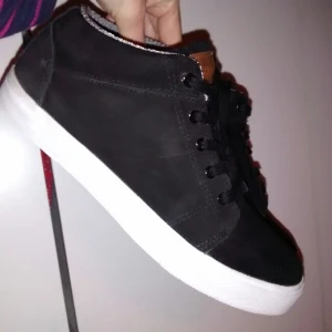  - Sneakers Warp action sports. Perfect skick, äkta mocka, storlek 40 (passar bra för 39:a också)