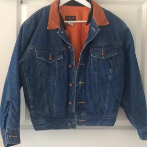  - cool jeansjacka med orange foder. 