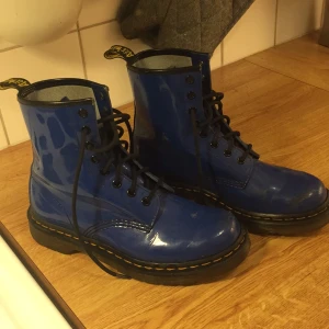  - Lackade Dr Martens. Sparsamt använda några pyttesmå skavanker längst fram på skorna men inget som inte hör Dr Martens till. Nypris cirka 1500. Frakt ingår.