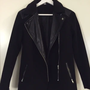  - Black wool coat with "leather" details from H&M. Barely used because of wrong size. 

Priset går att diskutera. Tar Swish-betalningar. 
