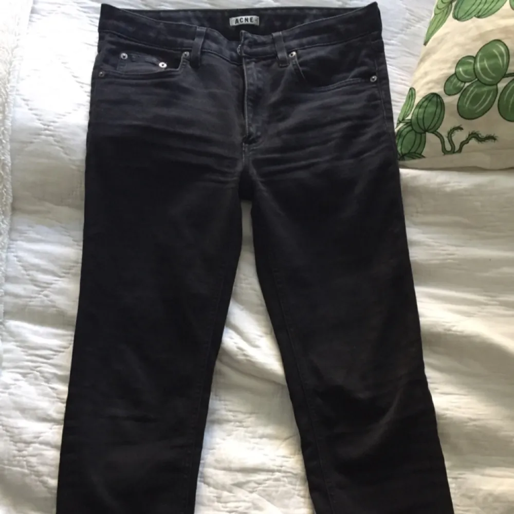Svarta Acnejeans med slits nedtill. Jeans & Byxor.