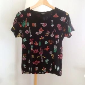  - Skön T-shirt från Monki. Passar många storlekar beroende på hur man vill att den sitter!