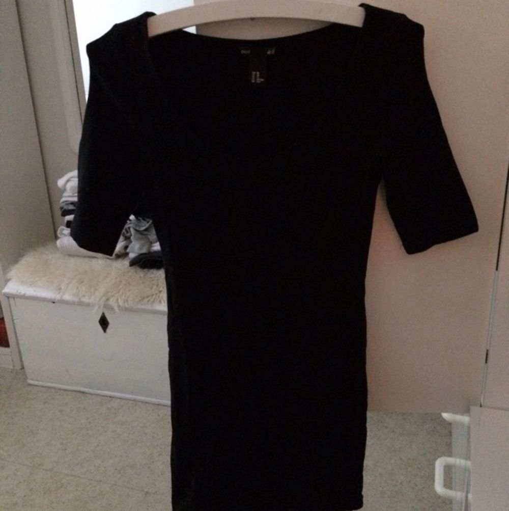 The little black dress från H&M! Helt vanlig, svart klänning med 3/4 ärmar. Blev något förkortat då jag tyckte den var för lång, kom dock tyvärr aldrig till användning.  Är ej bredaxlad som på bilden, galgen som tillgör formen:). Klänningar.