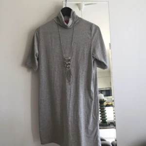  - Vardagsklänning med hög krage, passar 38-40, lätt att förvandla från vardag till fest! 

💥Alla priser är INKLUSIVE PORTO. 💥
