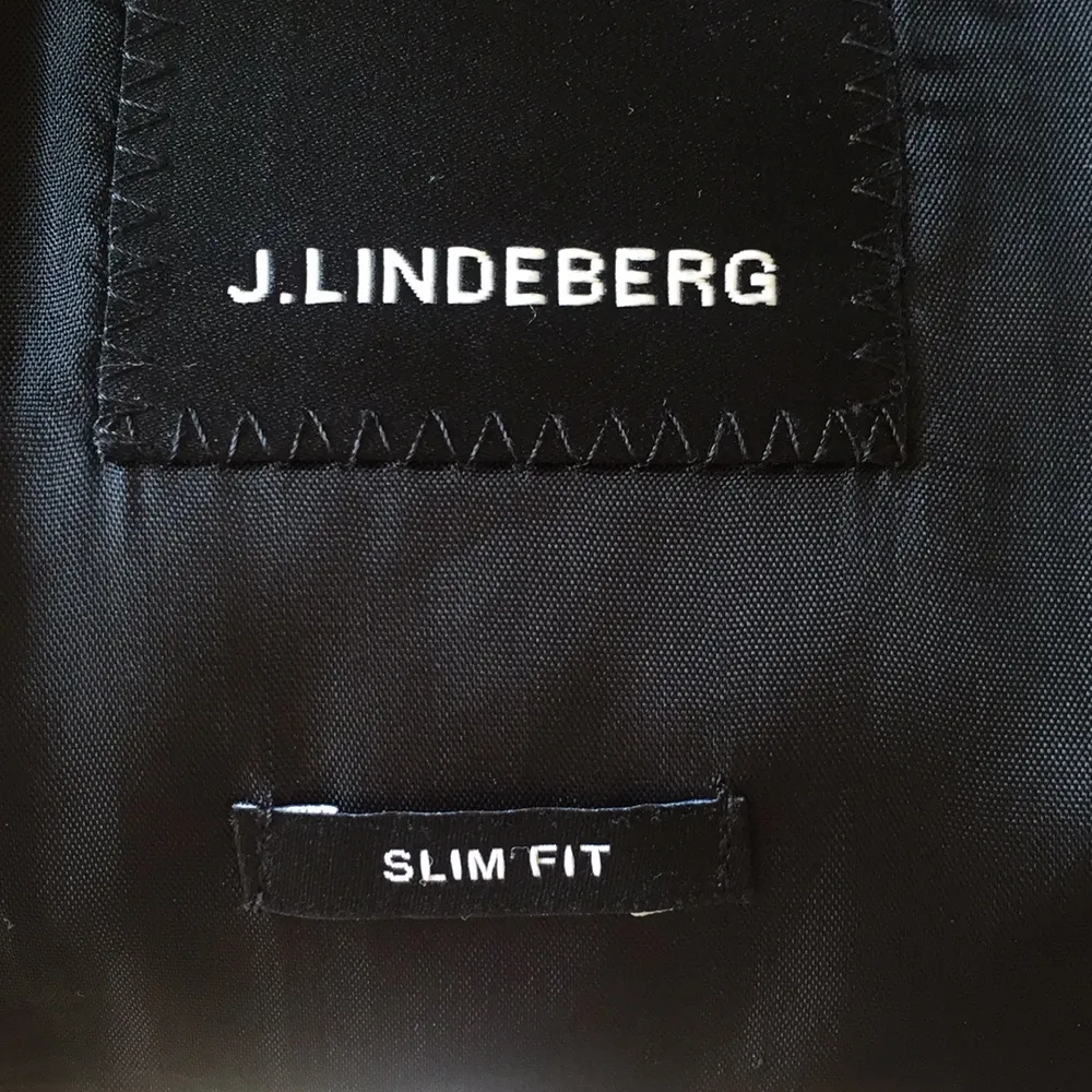 Mörkgrå J. Lindeberg kostym. Använd 2 ggr. Vet ej storlek, men passat bra till 178 cm 
