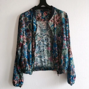  - Fint mönstrad bomberjacka, kort och tunn modell. 

Fraktar eller möts upp i Stockholm/norrort.