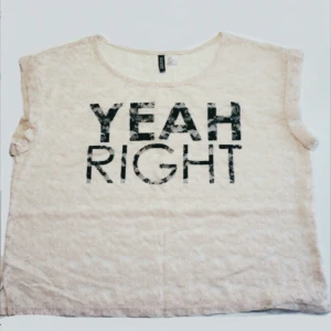  - T-shirt från H&M. Passar S/M/L (jag använde den som en oversize T-shirt). Lite rosa i färgen !