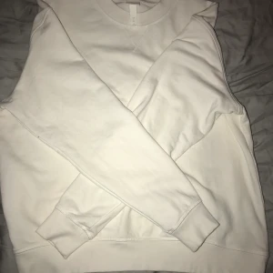 HM SWEATSHIRT STORLEK L - Säljar denna pga att jag den inte har kommit till så mycket användning sedan jag köpte den:)