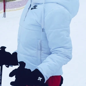 Vit NIKE JACKA - Snygg vit jacka från Nike! Sparsamt använd stl S