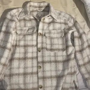 Säljer denna fina skjort jacka från H&M som aldrig kommer till användning, köpte den i september och har använts några få tal gånger, så den är i princip i nytt skick!!! Buda från 150kr!!! För att köpa direkt 250kr