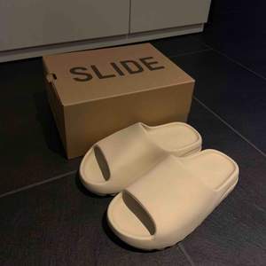 Adidas Yeezy Slides ”Bone” colourway. De är endast testade inomhus. Dom är lite små i storleken så ska passa 43-44. 