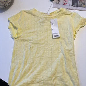 Topp från Urban outfitters  - Säljer denna jätte söta gula toppen i storlek s. Alldrig använd, nypris 299 kr men säljer för endast 30🤩 