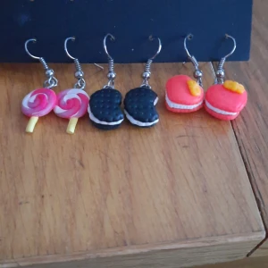 Örhängen  - Fina örhängen i form av klubbor, oreos och hjärt macaroons. Aldrig använda. 