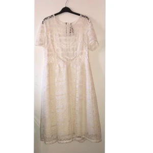 Holly and Whyte, vit klänning - Holly and Whyte, vit kortärmad klänning. 15-20cm ifrån fötterna på mig som är 166cm lång