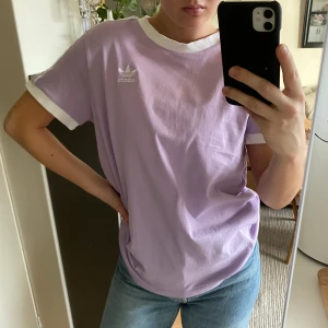 Adidas Originals T-Shirt - Säljer denna superfina T-shirt som tyvärr inte kommer till användning hos mig.. Strl. 36 men den är ganska oversized 💜 Frakt tillkommer ✨