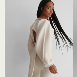 Tröja från nakd - Superfin tröja med öppen rygg från nakd. Superskön och knappt använd. Storlek S. Säljer för 280kr ink frakt🤍🤍