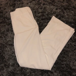 Kostymbyxor 😇 - Säljer mina vita kostymbyxor från bikbok! Aldrig använda, lappen kvar🤍skriv om du har någon fundering!