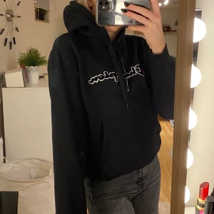 Champion hoodie - Svart hoodie från champion, lite använd.