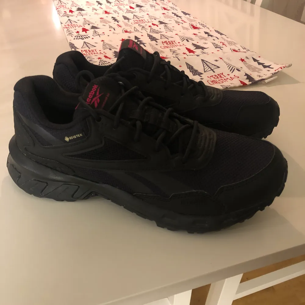 Säljer mina nästan helt oanvända Reebok walkingsko med goretex storlek 40 . Kengät.