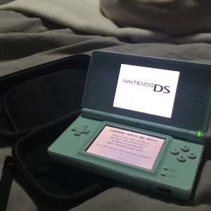 nintento 2ds lite - helt fungerande nintendo 2ds i babyblå färg. Haft den i några år så den är väl halvt retro. ’101 in 1’ ingår tillsammans med fodralet och en laddare. Har några repor som knappt syns när man spelar, thats it. (animal crossing ör sålt)