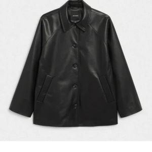 Monki SLUTSÅLD fake läderjacka  - Säljer min läderjacka från Monki då den ej passar min stil längre. Köpte den för 700kr och den är i storleken S och sitter väldigt snyggt och perfekt oversized på mig som vanligtvis är S/M. Säljer för 350kr då den är helt i nyskick och slutsåld. Frakten ingår i priset! Kan skicka fler bilder i DM 💖