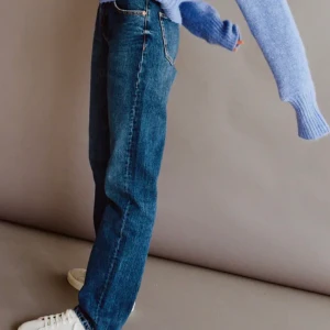 HELT NYA Mid waist jeans, Zara - Populära mid-waist jeans från Zara i storlek 36 med lappen kvar! 