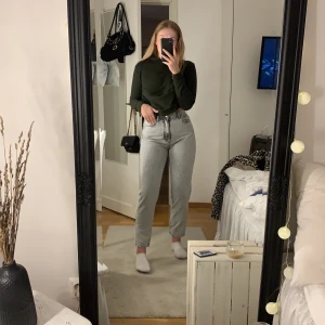 Mom jeans från Gina storlek 38 - Aldrig använda mom jeans från ginatricot i storlek 38. Skickas om köparen betalar frakt