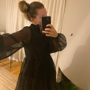 Jättefin festklänning i mesh - Jättefin klänning passar till fest, endast använd en gång