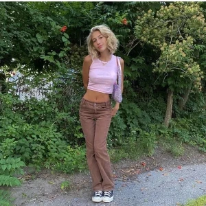 Bruna brandy melville manchester byxor - Hittade äntligen dessa efterlängtade byxor i modellen ”jada” i small men de var fortfarande för stora 😣🤎 Så säljer därför dem vidare! Buda i kommentarerna! INTE PRIVAT! 💖 SENASTE BUD: 610 kr 💕 Köp direkt för 700 kr💖