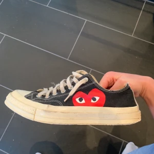 CDG x Converse  - Skick 6/10, skorna är använda och något slitna men fortfarande i okej skick! Tar emot bud