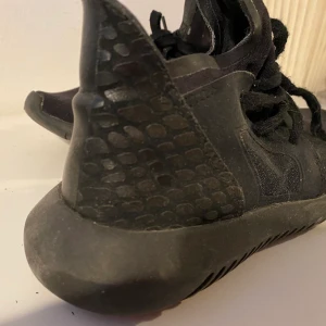 Adidas Tubular Snake  - Ursnygga sneakers från Adidas - Modell, Tubular Snake. Storlek 36,5 - svart med Snake på häl. Suverän passform - kan skickar spårbar med Schenker 