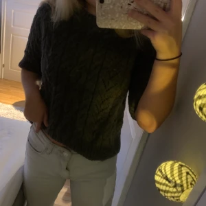 Stickad tröja med kort arm - Säljer min fina stickade tröja med kort arm från Zara. Säljer för att den inte har kommit till så mycket användning. I storlek S, men skulle säga den passar S - M. Frakt tillkommer. 