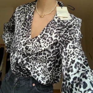 Leopard-mönstrad tröja svart&vit - SUPERSNYGG och lätt-stylead svart&vit leopard-mönstrad tröja. Tröjan är från BikBok och är i nyskick. Organalpris 299 kr. 💞 köparen står för frakten men jag möter även upp i Lund💞 