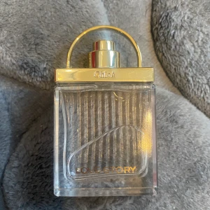 Parfym från Chloe  - Säljer denna 5ml parfym från chloe, doften love story. Nypris på 50ml ligger runt 1100kr.  beskrivning: Chloé kombinerar finess och livsglädje i sin skapelse Love Story Sensual Eau de Parfume. Själva doften är en kärlekshistoria mellan vanilj, heliotrop och perfekt avvägd apelsinblomma. Sandelträ och cederträ i basen ger en mjuk och sensuell avslutning.  undrar man över något så är det bara att kontakta mig.